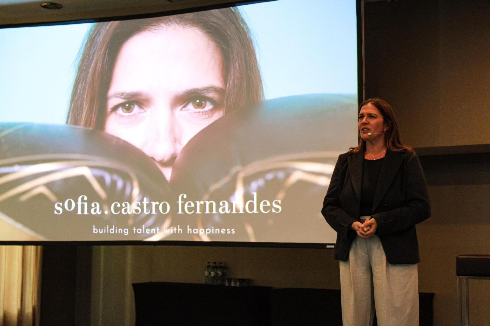 Sofia de Castro Fernandes em palco durante uma conferência